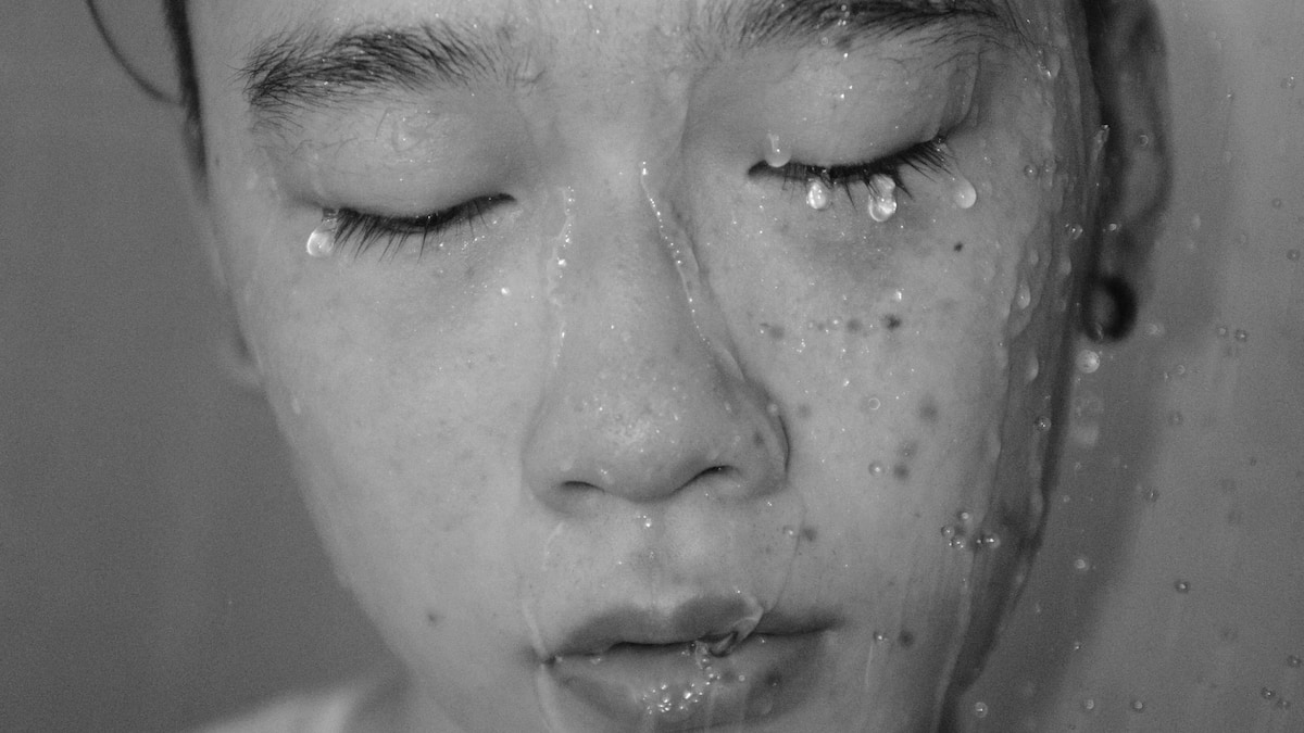 Gesicht-unter-der-Dusche-waschen-