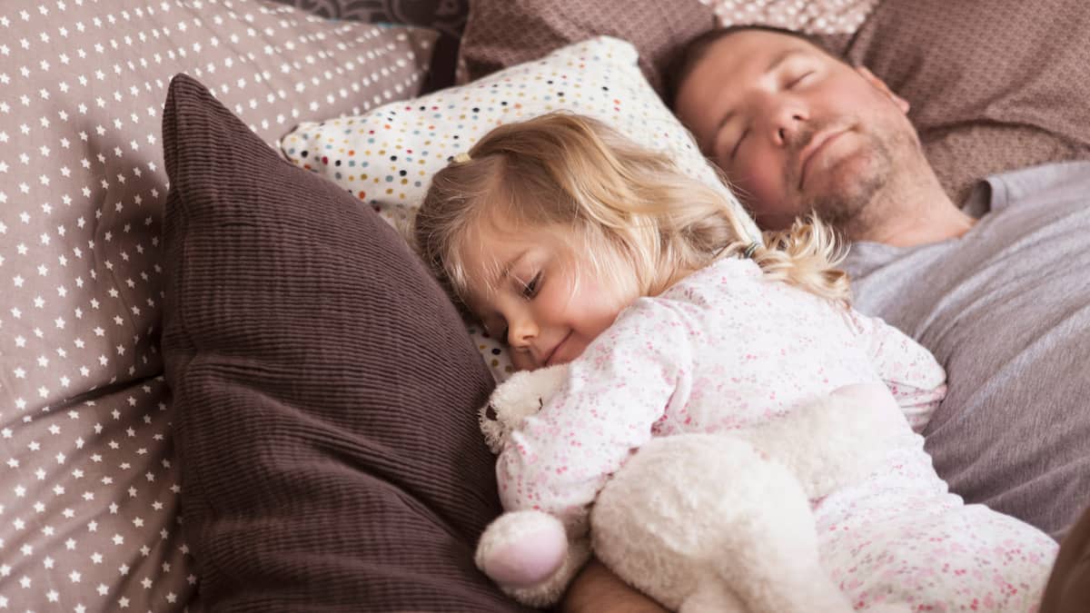 Папа с дочкой в постели. Sleeping daughter
