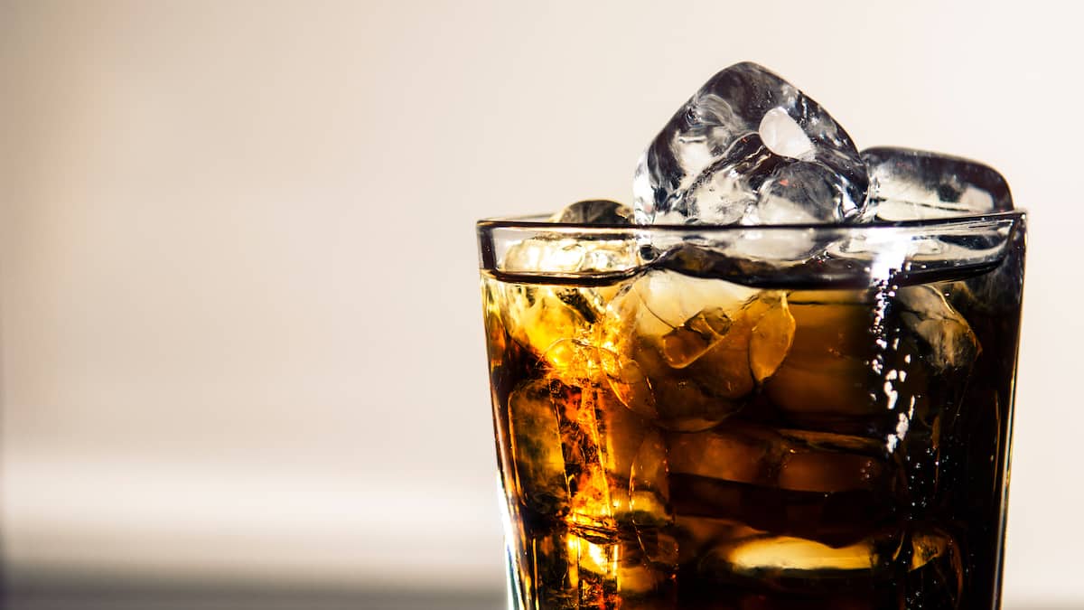 Das-passiert-wenn-man-ein-Glas-Cola-trinkt