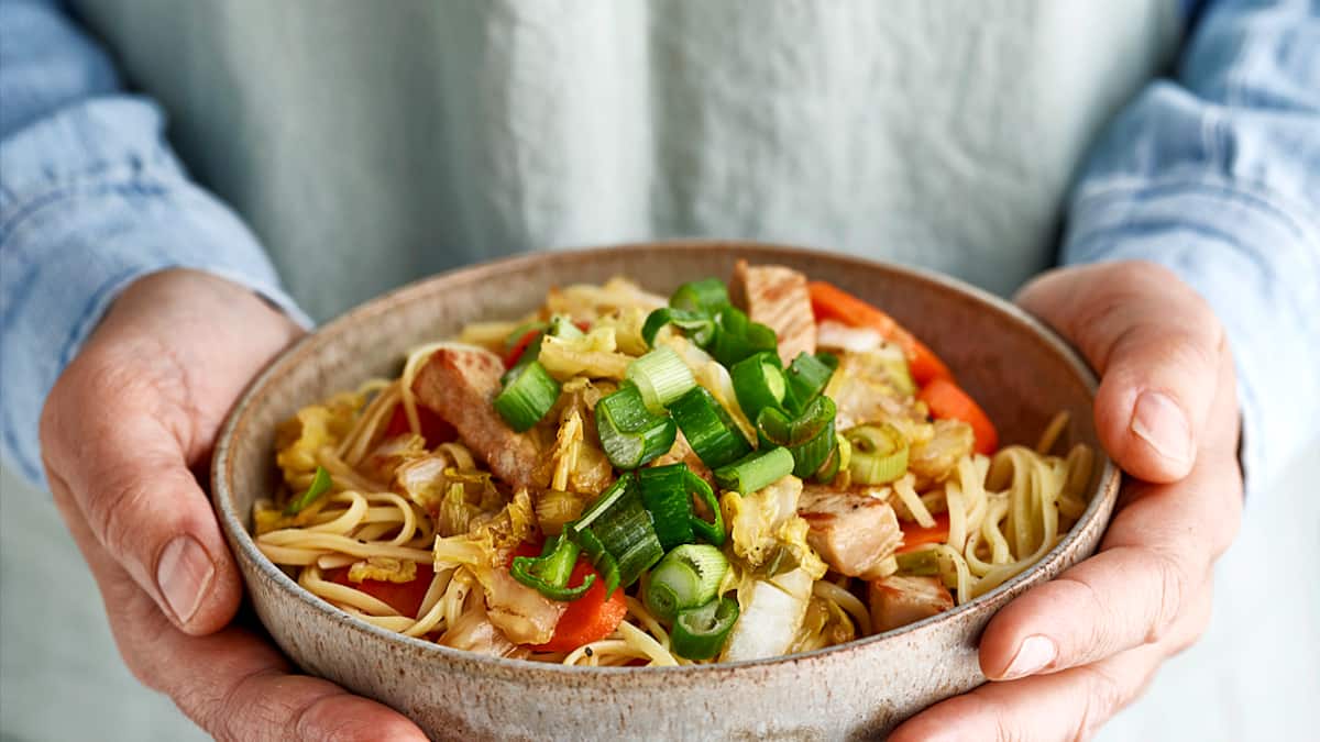 Asia-Nudeln mit Schweinefleisch: Rezept von Betty Bossi | Schweizer ...