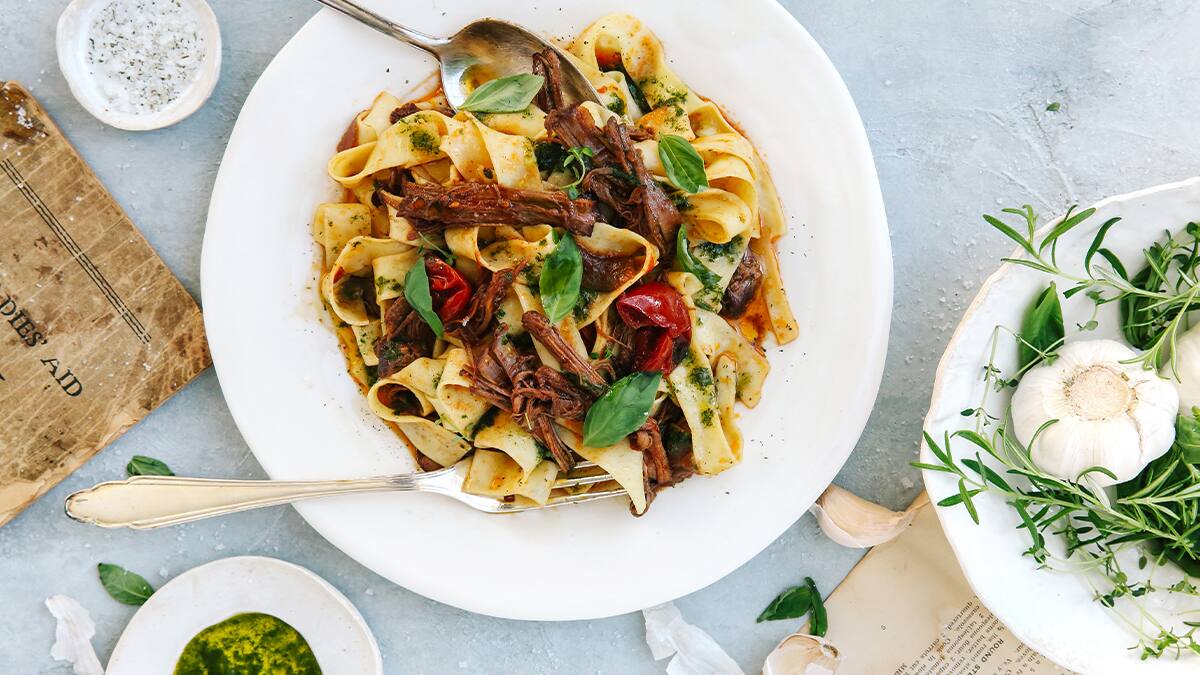 Frühlingsgerichte: Pasta mit geschmortem Rindfleisch | Schweizer ...