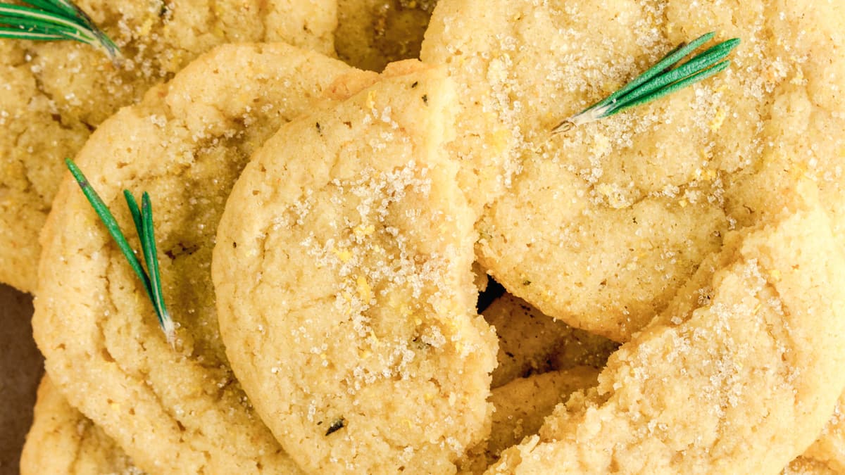 S-ss-herbes-Geb-ck-Zitronen-Rosmarin-Cookies-mit-Zuckermantel