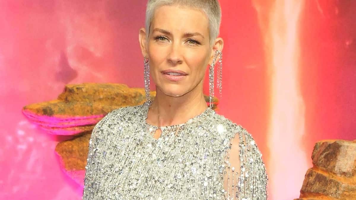 Evangeline-Lilly-st-rzt-am-Strand-mit-dem-Gesicht-gegen-Felsen