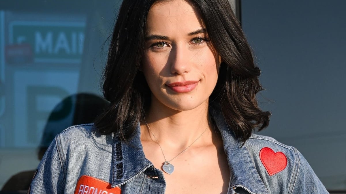 John-Travoltas-Tochter-Ella-Bleu-zeigt-sich-ohne-BH-auf-Magazin-Cover