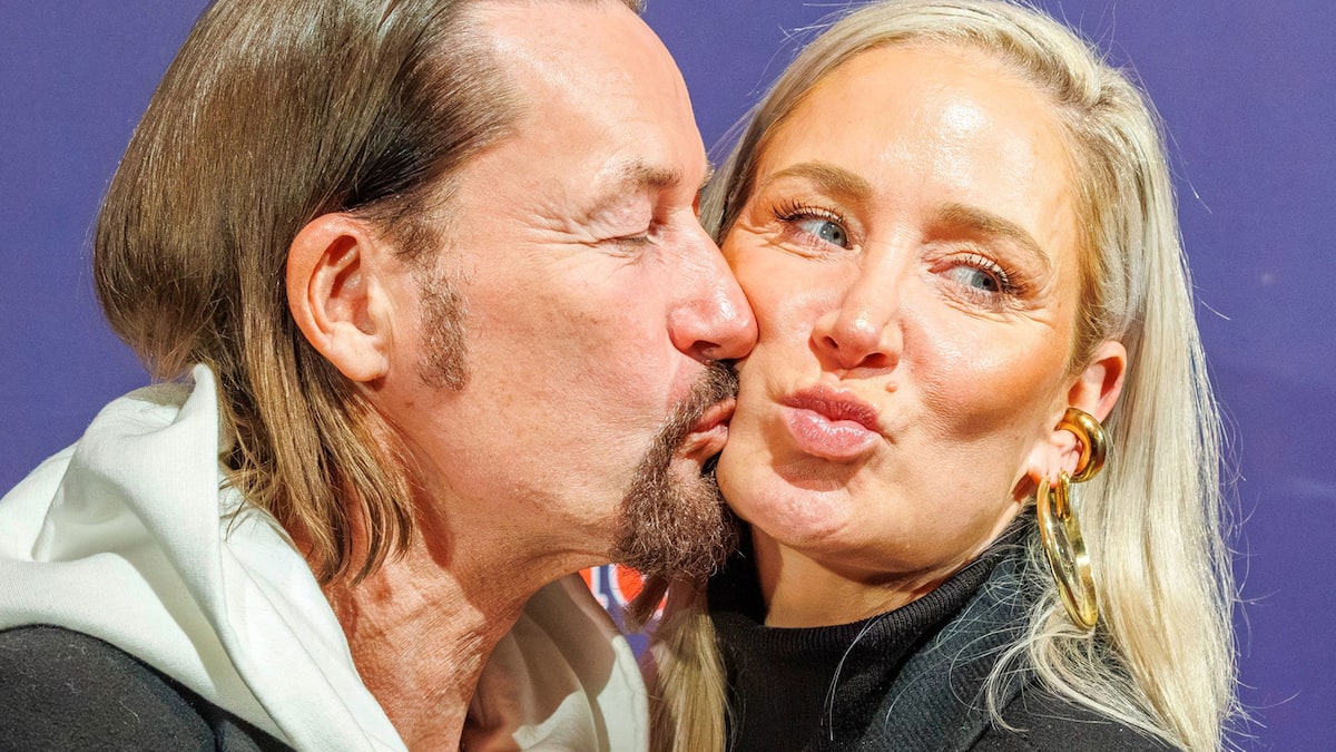 Janine-Kunze-und-Dirk-Budach-Verliebte-K-sschen-auf-dem-roten-Teppich