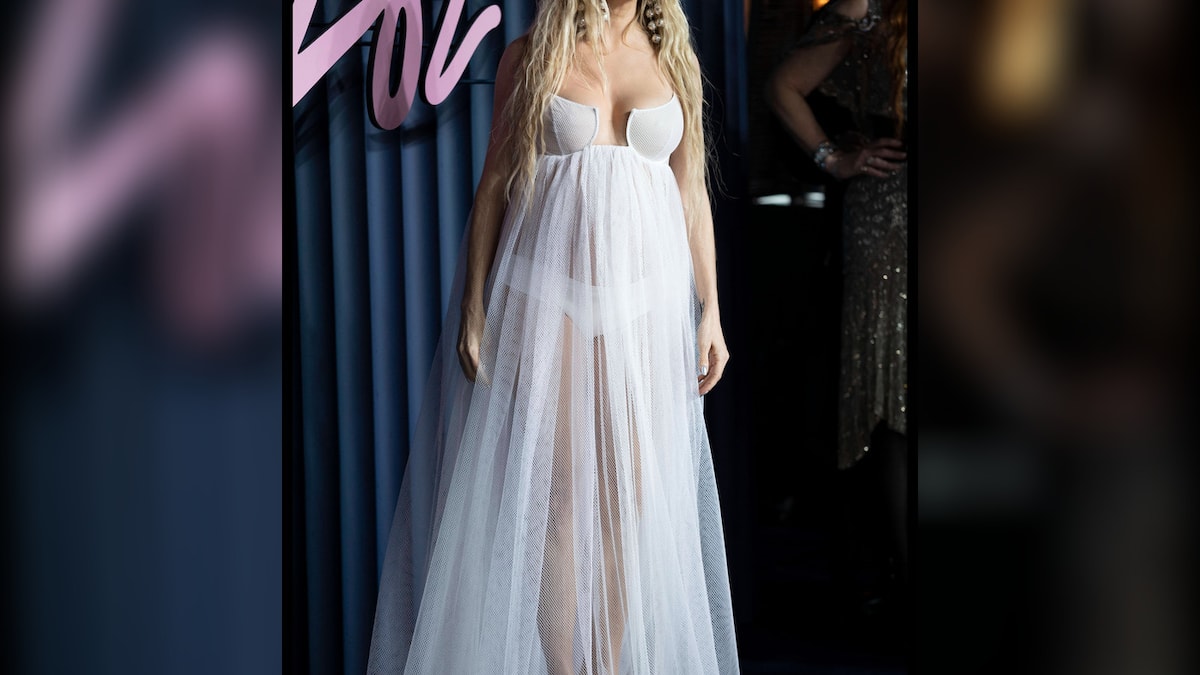 Drittes-Kind-Sienna-Miller-h-llt-Babybauch-in-transparente-Traumrobe