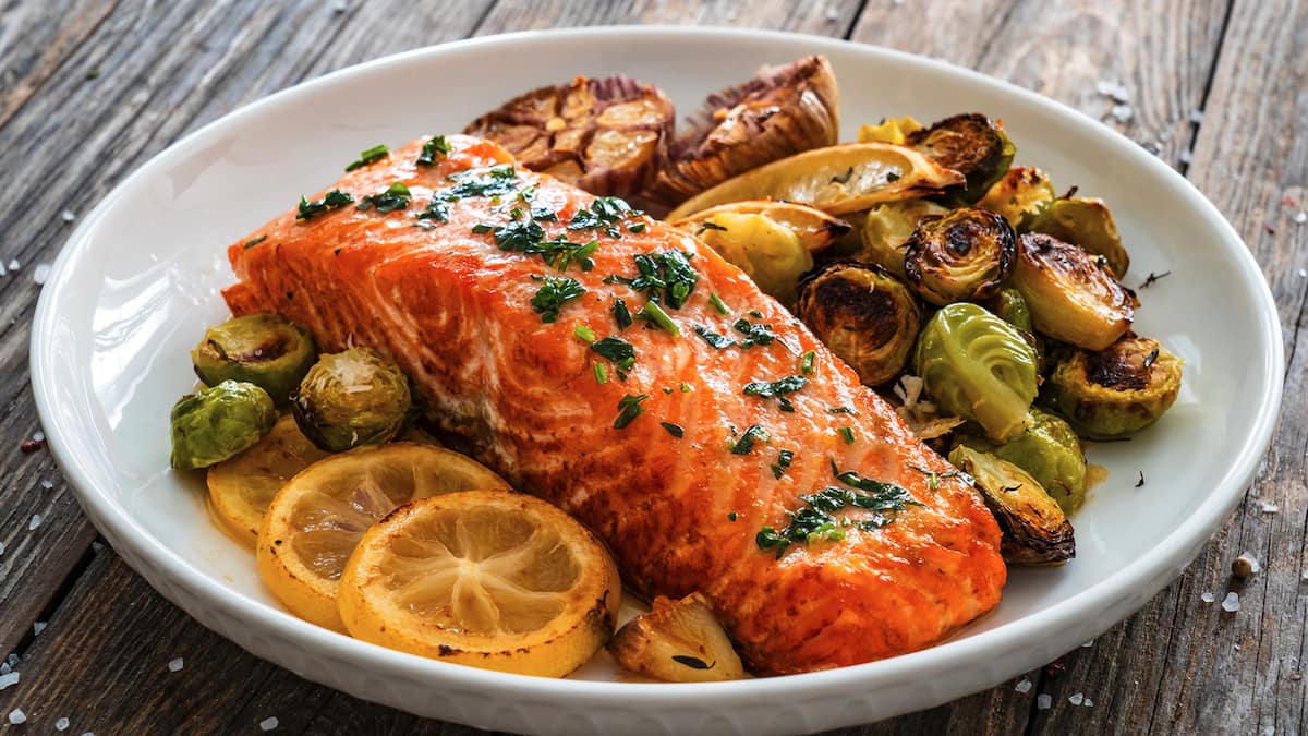 Lachssteak-mit-ofenger-stetem-Rosenkohl