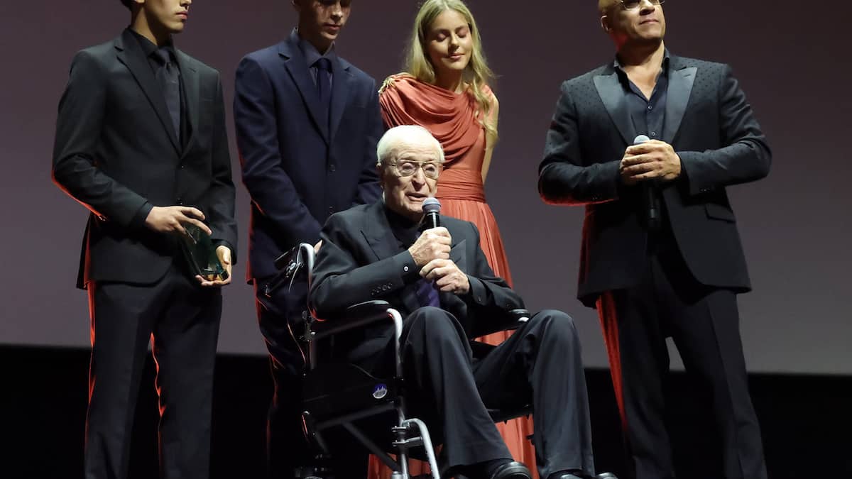 Michael-Caine-im-Rollstuhl-Standing-Ovations-f-r-sein-Lebenswerk