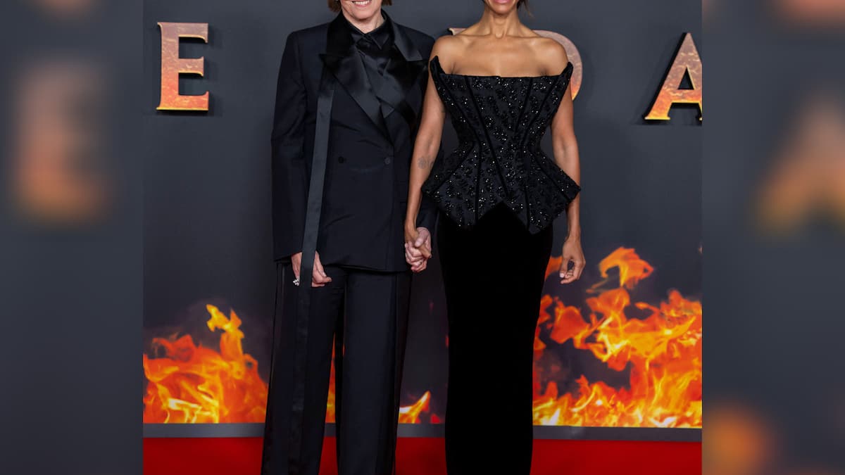 Sigourney-Weaver-und-Zoe-Salda-a-Eleganter-Premieren-Auftritt