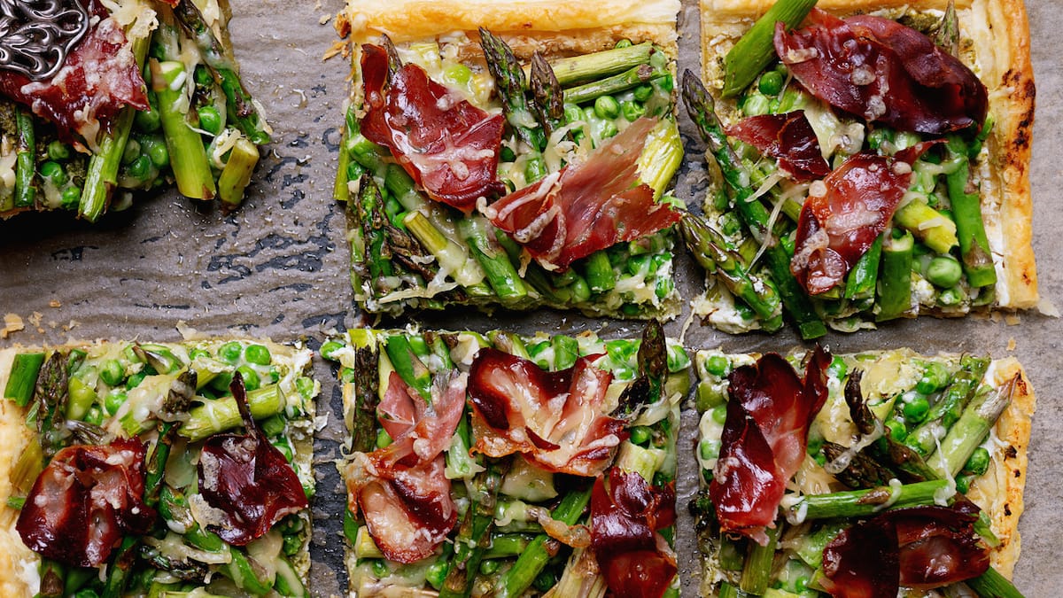 Mit-Bl-tterteig-gemacht-Spargel-Prosciutto-Tarte-vom-Blech