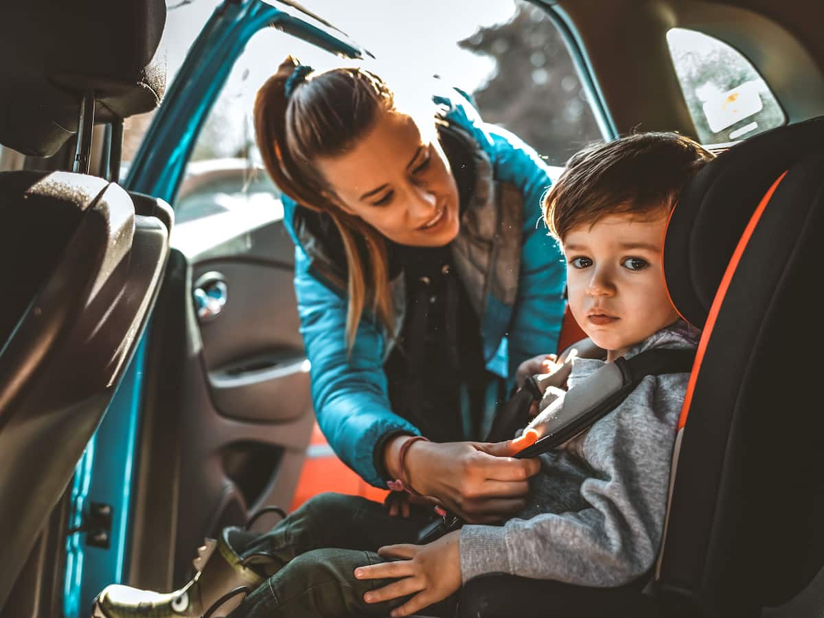 Warum Kinder keine Winterjacke im Autositz anhaben dürfen