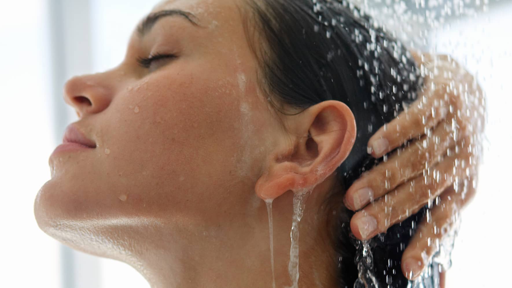 Shower face. Мытье волос. Под душем. Вода для ополаскивания волос. Девушка моет голову.