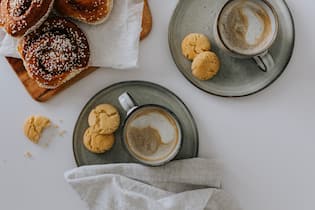 Fika – kleine Kaffeepause, grosse Glücksgefühle Coffee with freshly baked cookies on table