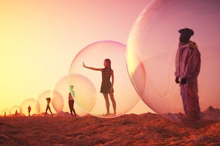 So definiert die Gen Z Body & Health neu Digital generated image of multiple multiracial people standing inside glass spheres on sunset sky.