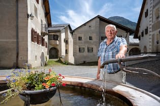 Guarda – Nicht nur bekannt wegen dem Schellen-Ursli Das schoenste Dorf des Jahres 2025. Guarda GR ist eines der 6 Finalisten. Josef Barbueda (82) auf der Plazzetta Zuos-Cha. Bild © Remo Naegeli