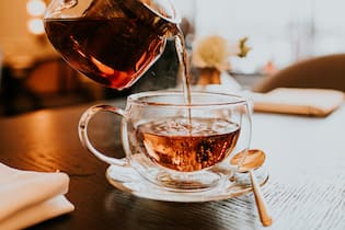 Diese 3 Dinge lindern den Reizhusten ein für alle Mal Trinken kann man bei Reizhusten gar nicht genug.