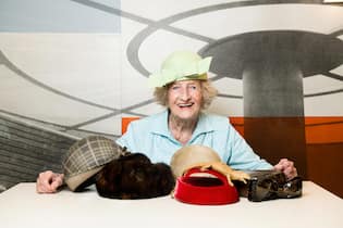 Die Lebensgeschichte der 100-jährigen Margrit Vögtlin <p>Margrit Vögtlin mit einem Teil der Kreationen, die sie als Modistin gefertigt hat.</p>