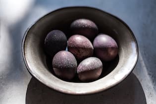 Wie macht man glitzernde Ostereier? Sparkling Easter eggs dyed with natural ingredients such as red wine. Homemade naturally dyed eggs. Healthy eco option.