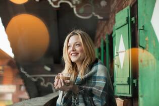 Lagom – so funktioniert die schwedische Glücksformel Blonde Frau trinkt Kaffee