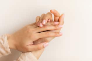 Die besten Tipps gegen trockene Hände Gepflegte Hände sind in den kalten Monaten eher eine Seltenheit.