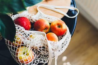 Das passiert, wenn wir täglich einen Apfel essen Dass Äpfel echte Vitaminbomben sind, wissen wir alle. In der runden Frucht steckt aber noch einiges mehr.