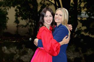 Foto zeigt 19-jährige Michelle Hunziker als Mama MILAN, ITALY - MAY 03: Aurora Ramazzotti and Michelle Hunziker attend 'Vuoi Scommettere' photocall on May 3, 2018 in Milan, Italy (Photo by Vincenzo Lombardo/Getty Images)