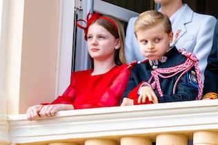 Der kleine Prinz macht Faxen <p>Grimassenschneider: Prinzessin Gabriella und ihr Zwillingsbruder Prinz Jacques. Sie bleibt in jeder Situation ernst.</p>