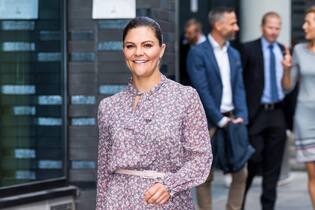 Für Victoria von Schweden gibt es nur einen (Schuh) Kronprinzessin Victoria (SE), bei der Einweihung einer Skulptur von Astrid Lindgren im Kinderkrankenhaus Astrid Lindgrens barnsjukhus in Solna, Stockholm, Schweden, 8. Oktober 2020.