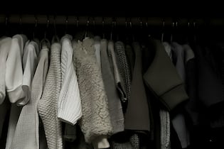 Wie funktioniert die perfekte Capsule Wardrobe? Eine Capsule Wardrobe besteht vor allem aus Basics, je nach dem eigenen Stil können diese aber ganz unterschiedlich aussehen.