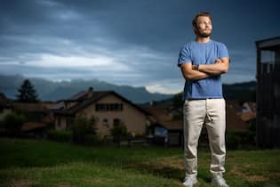 «Ich war schon immer ein zurückhaltender, zufriedener Mensch» <p>Zu Hause vor dem Elternhaus im freiburgischen Châtel-St-Denis. Hier geniesst Monney den Sommer.</p>