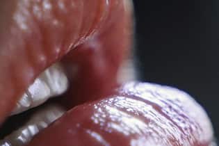 Warum sollten wir die Lippen nicht mit der Zunge befeuchten? Im Winter sind trockene Lippen oft ein unangenehmes Problem - die Lippen zu befeuchten ist allerdings keine gute Idee.