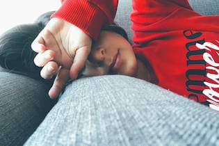 Trotz genügend Schlaf müde? Trotz ausreichend Schlaf seid ihr tagsüber müde? Wir verraten, woran es liegt und was ihr tun könnt.