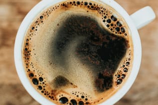 Ist Kaffee auf nüchternen Magen ungesund? Ein frisch gebrühter Kaffee am Morgen vertreibt Kummer und Sorgen.