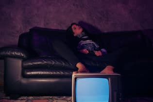 Macht es dick, wenn man vor dem TV einschläft? Gemütlich beim TV gucken einschlafen? Keine gute Idee....