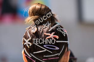 Was können Bobby Pins noch so? PARIS, FRANCE - JULY 03: Araya Alberta Hargate wears a Gucci dress, Chopard earrings and a Gucci hair clip with other hair clips on July 03, 2019 in Paris, France. (Photo by Kirstin Sinclair/Getty Images)