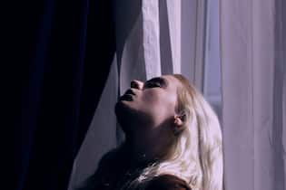 Woran erkennt man Vitamin-D-Mangel? Sonne tanken ist im Winter nicht so häufig möglich. Vitamin D wird zur Mangelwahre.