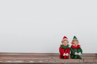 Sind Weihnachtsfans die glücklicheren Menschen? Da freuen sich die Weihnachtselfen, endlich können sie viele Menschen wieder glücklich machen.