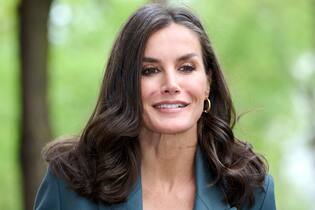 Diese Royals zeigen wie man Anzüge im Herbst trägt MADRID, SPAIN - SEPTEMBER 29: Queen Letizia of Spain attends a meeting with the 'FundeuRAE' Foundation members at the Royal Spanish Academy headquarters on September 29, 2022 in Madrid, Spain. (Photo by Carlos Alvarez/Getty Images)