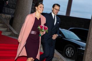 Victoria von Schweden überrascht mit neuem Look STOCKHOLM, SWEDEN - NOVEMBER 14: Princess Victoria of Sweden and Prince Daniel of Sweden leave Stockholm City Hall after an official lunch in connection with the Italian state visit on November 14, 2018 in Stockholm, Sweden. The Italian president is on a 3 day visit to Sweden where they will focus on digitization and sustainability, European cooperation and research, and culture. (Photo by MICHAEL CAMPANELLA/Getty Images)