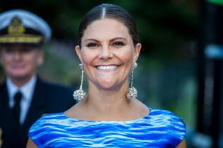 Victoria von Schweden treibts bunt STOCKHOLM, SWEDEN - AUGUST 27: Crown Princess Victoria of Sweden arrives at a ceremony for the Stockholm Junior Water Prize at the Berns Hotel on August 27, 2019 in Stockholm, Sweden. (Photo by Michael Campanella/Getty Images)