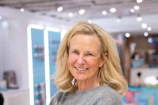 Die Flip-Flops-Königin über individuell gestaltete Schuhe portrait of a middle aged blonde woman crossing her arms