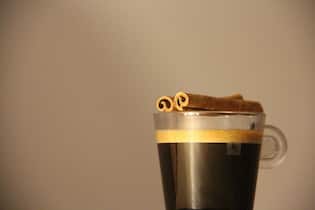 Was hilft gegen bitteren Kaffeegeschmack? Eine Prise Zimt im Kaffee und schon steigt die Stimmung.