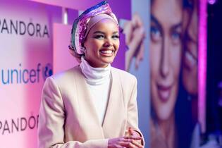 Halima Aden reisst Grenzen ein Halima