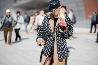 Ist entkoffeinierter Kaffee besser für uns? SEOUL, SOUTH KOREA - MARCH 22: A guest wearing flat cap, belted trench and belted jacket with print is seen at the Hera Seoul Fashion Week 2018 F/W at Dongdaemun Design Plaza on March 22, 2018 in Seoul, South Korea. (Photo by Christian Vierig/Getty Images)