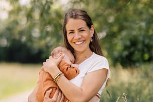 Eliane Müller zeigt Baby Elisa Eliane Müller mit Baby auf dem Arm