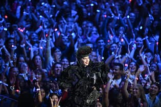 MTV Awards 2025 – Naked Looks und grosse Töne US singer-songwriter Lady Gaga accepts the Artist of the Year award on stage during the MTV Video Music Awards at UBS Arena in Elmont, New York, on September 7, 2025. (Photo by ANGELA WEISS / AFP) (Photo by ANGELA WEISS/AFP via Getty Images)