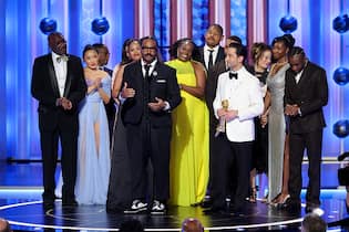 Best Dressed & Big Winners: Diese Stars prägen den Abend der Golden Globes Delroy Lindo (links), Li Jun Li, Raphael Saadiq, Zinzi Coogler, Ryan Coogler, Wunmi Mosaku, Omar Benson Miller, Sev Ohanian, Francine Maisler, Jayme Lawson, Miles Caton und der Rest des 'Sinners' Team. (Photo by Rich Polk/2026GG/Penske Media via Getty Images)