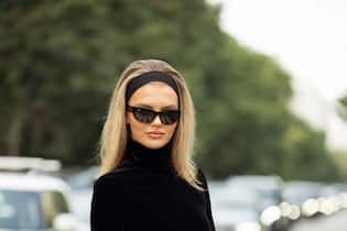 Conditioner vor dem Shampoo? Das passiert mit den Haaren MILAN, ITALY - SEPTEMBER 19: Ellie Thumann wears a black long sleeve turtleneck top, black puffy skirt, black hair band, black sunglasses and black tights outside Max Mara show during the Milan Fashion Week Menswear Spring/Summer 2025 on September 19, 2024 in Milan, Italy. (Photo by Raimonda Kulikauskiene/Getty Images)