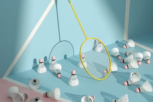 Diese Sportarten können das Leben verlängern Digital generated image of shuttlecocks and badminton racket spotlighted while leaning on multi colored tennis court.