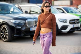 SOS-Hilfe für eingelaufene Wollpullis COPENHAGEN, DENMARK - AUGUST 12: Nina Urgell Cloquell seen wearing cropped top, pink denim jeans pants outside Rotate on August 12, 2021 in Copenhagen, Denmark. (Photo by Christian Vierig/Getty Images)